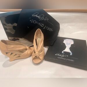 These are the cutest shoes!!!! Like new donald j pliner size 6 beige Napa heels